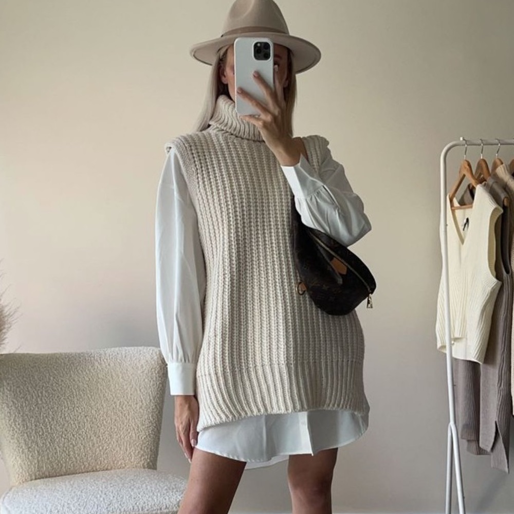 Sleeveless turtleneck/vest